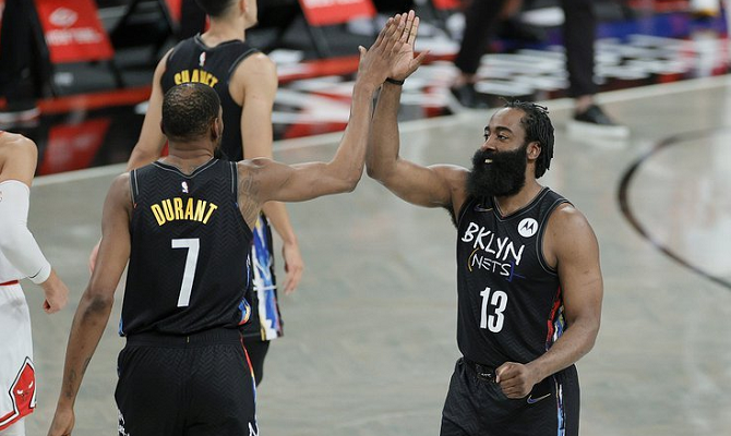  湖人主场击败勇士锁定西部榜首  